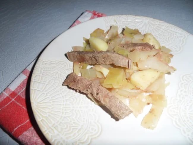 Chou braisé aux pommes de terre et au foie de veau : la recette d'un plat complet