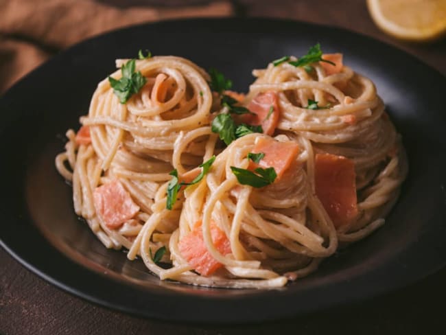 La recette d'un généreux plat de spaghettis au saumon fumé et citron