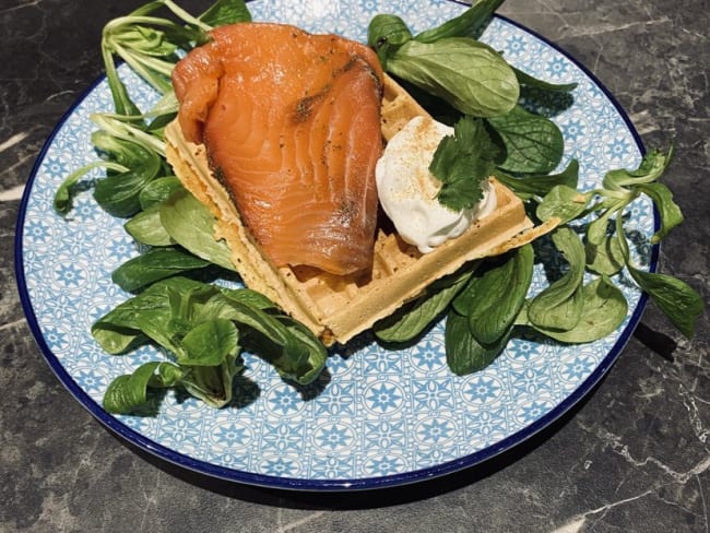 Gaufre de patate douce, saumon fumé, chantilly au gingembre et coriandre