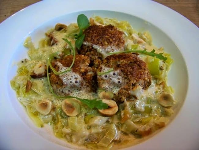 Saint Jacques en croustillant de noisettes sur fondue de poireaux, émulsion au Vermouth blanc