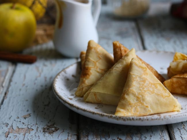 Les samoussas de crêpes garnis de pommes, avec une sauce au caramel et spéculos 