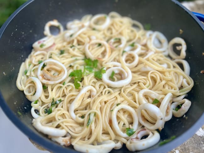 Linguines aux calamars, à l'ail et au persil