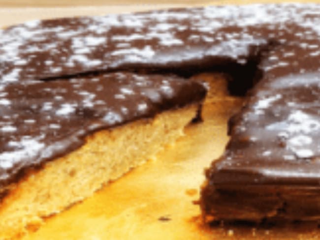 Une délicieuse recette de gâteau sans gluten avec un glaçage au chocolat