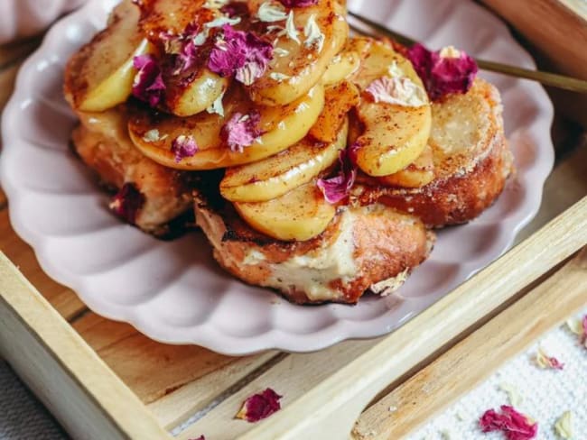 Tranches de brioche perdue sans gluten aux pommes caramélisées