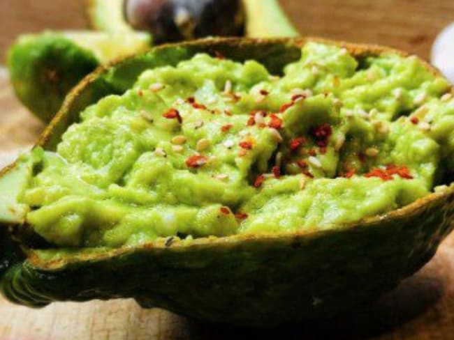 Guacamole maison juste à l'ail et jus de citron