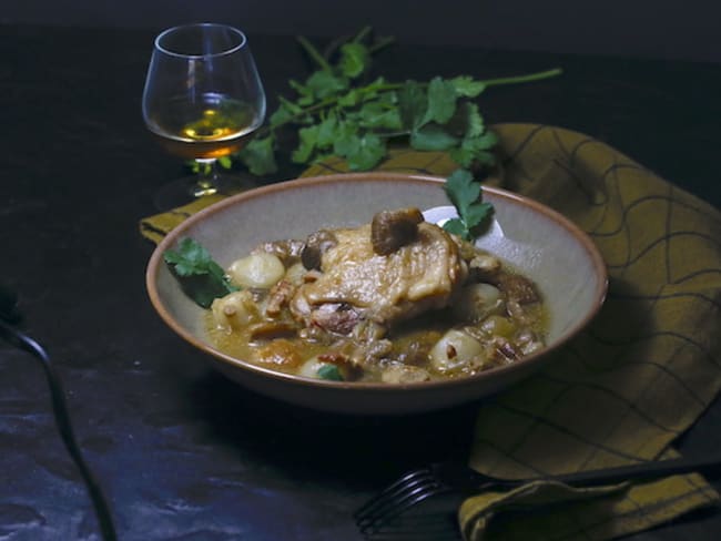 Fricassée de coq cuit dans le vin flambé au cognac