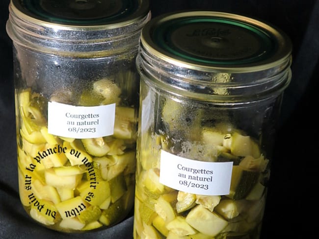 Prépare des courgettes au naturel en conserve