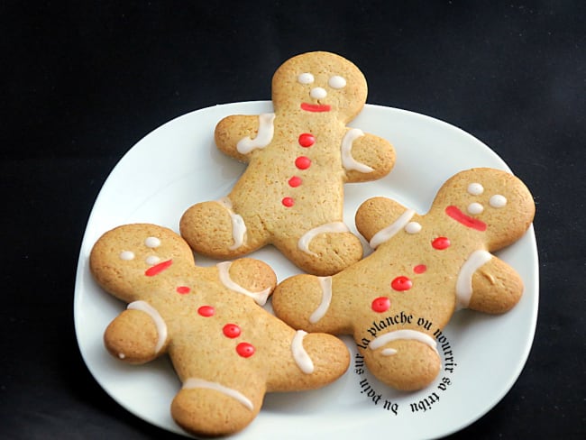 Biscuits de Noël pain d'épices en forme de bonhommes et de petits sapins