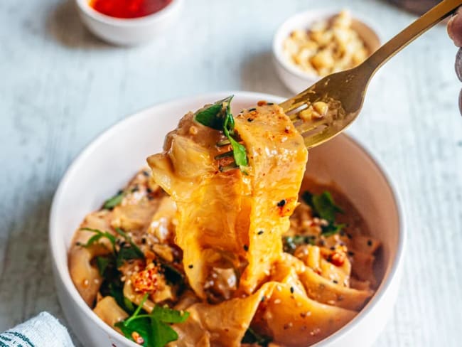 Nouilles faites de feuilles de riz à la sauce cacahuètes sans gluten