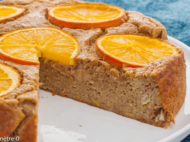 Succulent gâteau fondant aux pommes, bananes, noix et oranges