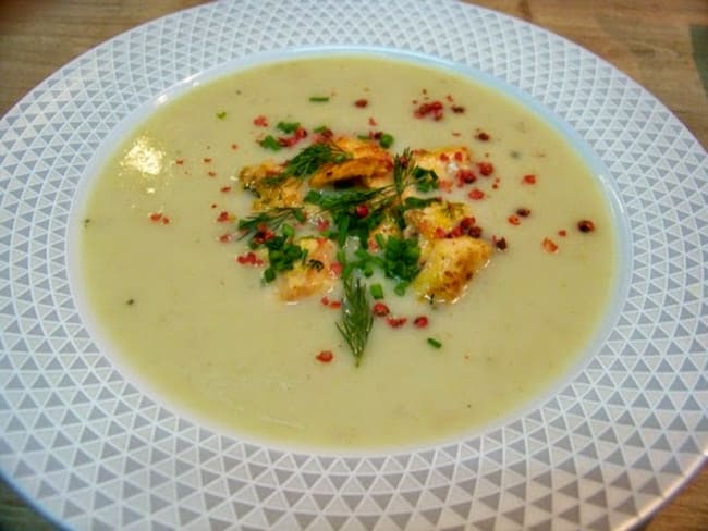 Velouté d'endives aux dés de saumon, au gingembre et aux baies roses