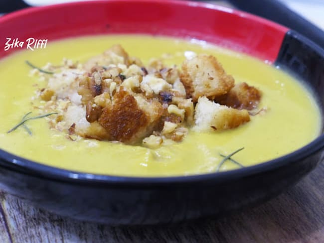 Soupe de patate douce-potiron- lait concentré non sucré aux croûtons frits- noix et romarin