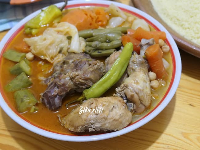 Market el cousksi, sauce pour couscous, côte et jarret de veau au poulet et aux légumes de saison