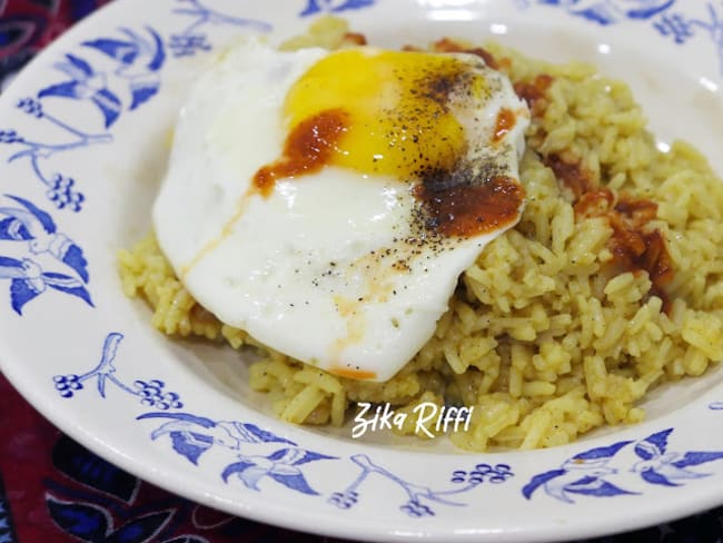 Une recette facile et rapide de riz sauté avec sa sauce pimentée et œufs au plat.