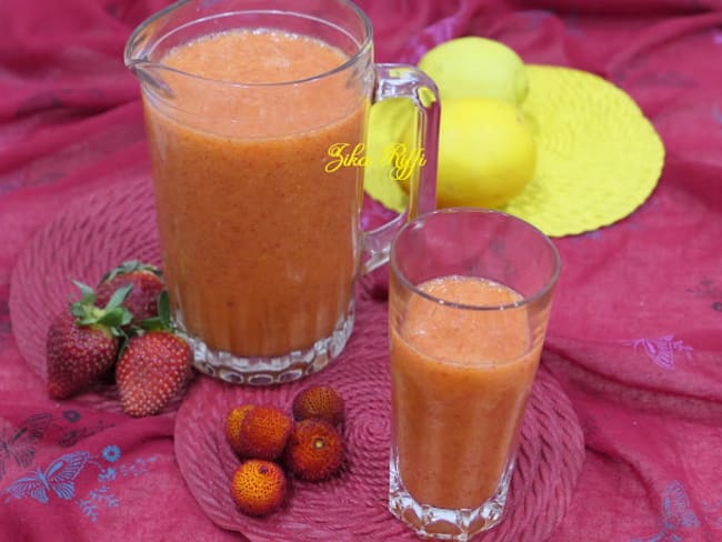 Smoothie à l'arbouse aux fraises bien sucrées et parfumées du citron du jardin