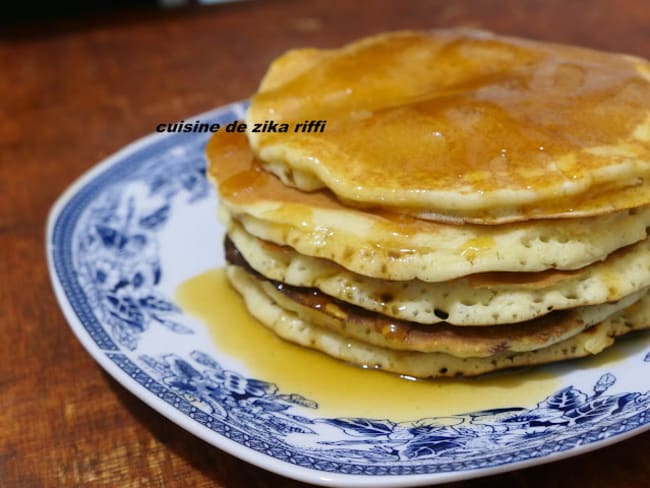 Réalisez de délicieux pancakes express au sirop d'abricot