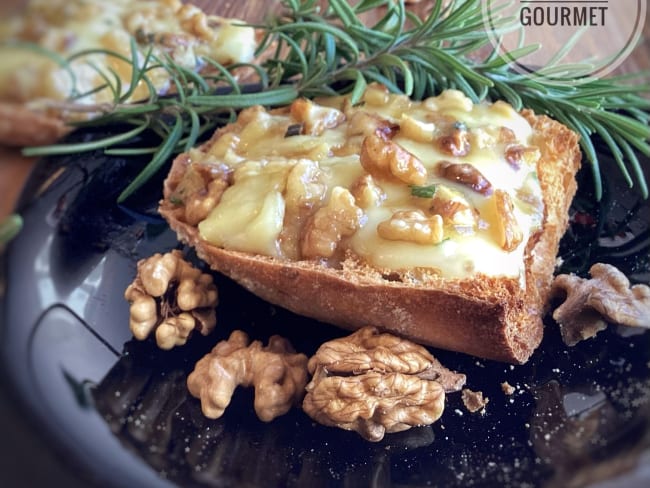 Tartines salées au brie coulant, noix, miel et romarin : une recette facile délicieuse sur du pain croustillant