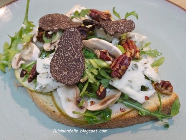 Bruschetta, poire Comice, roquette, Bleu de chèvre, noix de Pécan grillées et truffe noire