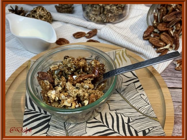 Granola aux noix de pécan et graines pour le petit déjeuner