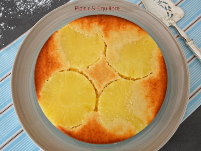 Gâteau léger à l'ananas, à la noix de coco et au skyr