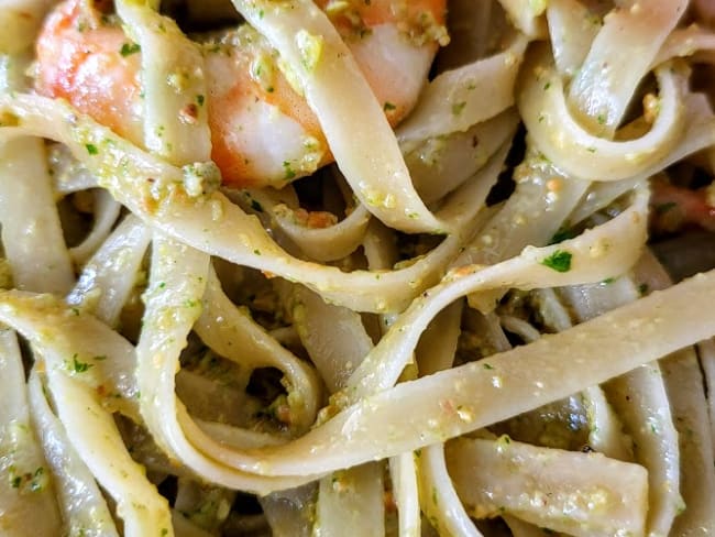 Linguine aux crevettes et pesto de pistaches et roquette : un plat de pâtes sain et complet