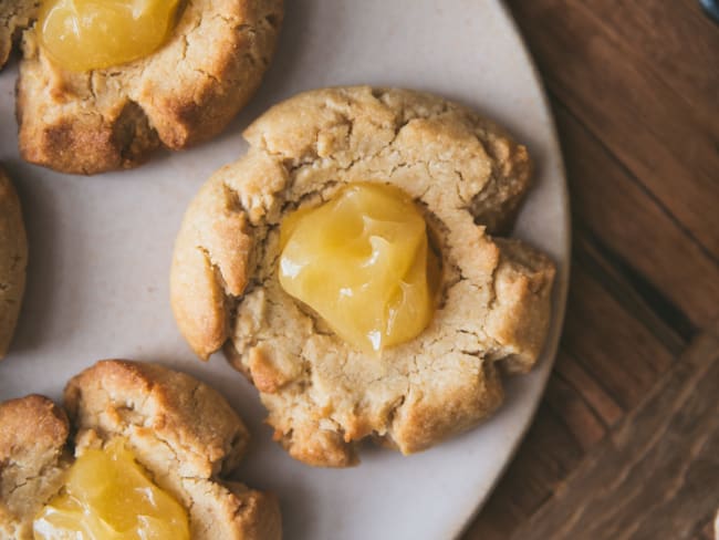 Biscuits empreintes au citron et lemon curd