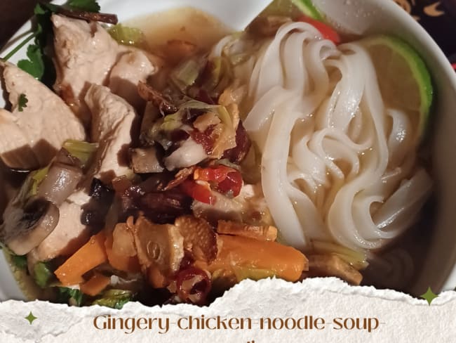 Gingery-chicken-noodle-soup-garlic : une soupe au poulet et aux nouilles à l'ail et gingembre