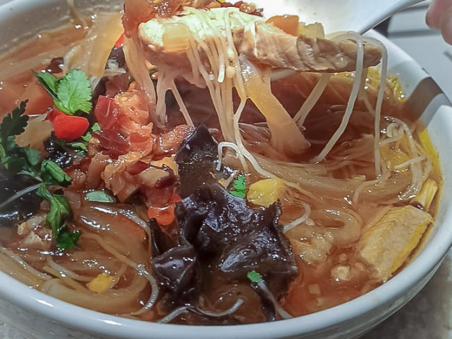 Chicken rice noodle soup : une recette chinoise de bouillon de poulet aux vermicelles
