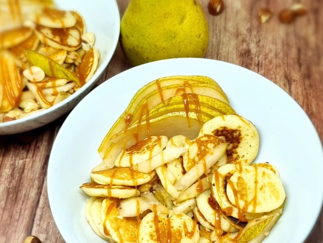 Mini-pancakes, poire, noisette et caramel beurre salé