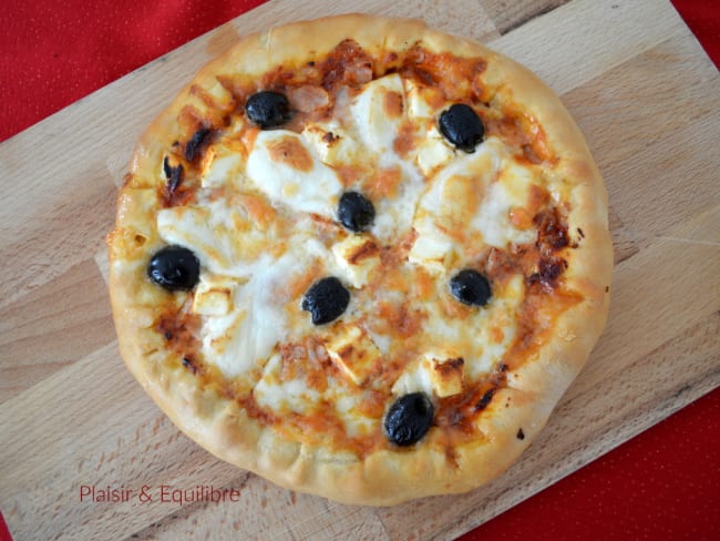 Pizza cheezy crust avec ses bords garnis de mozzarella
