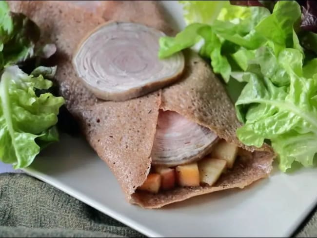 Galette de blé noir aux pommes et andouille de Guémené sauce crémée à la moutarde