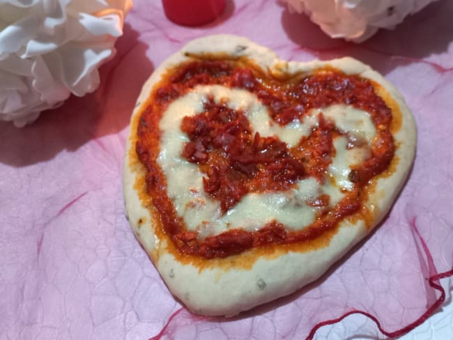 Pizza de la St Valentin au pesto rosso, chorizo et mozzarella