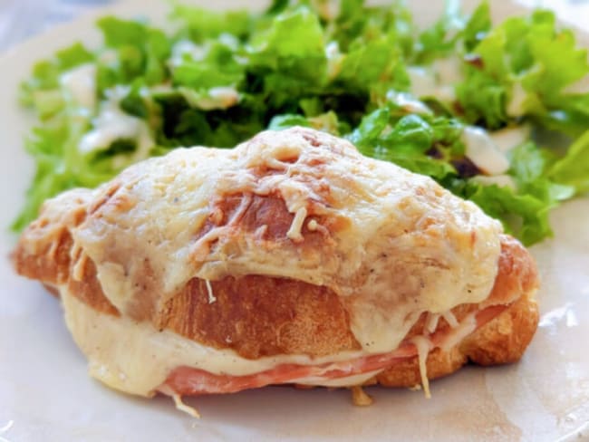 Croissant au jambon et fromage fondu