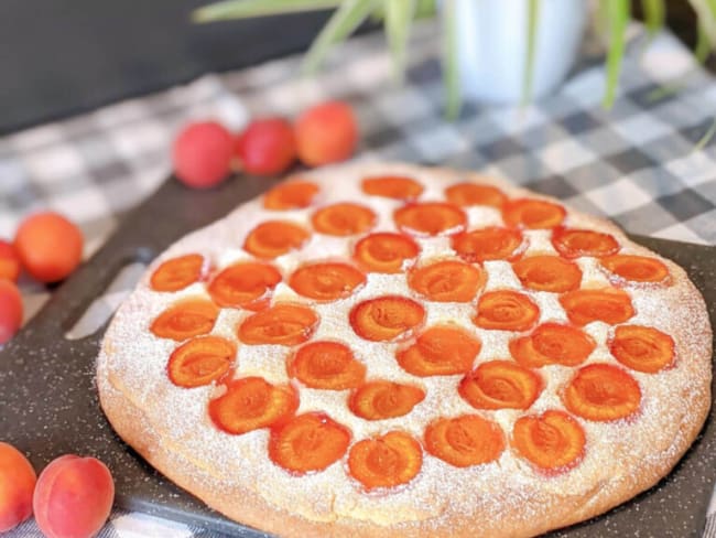 Brioche moelleuse à la crème et abricots frais idéale pour l'été