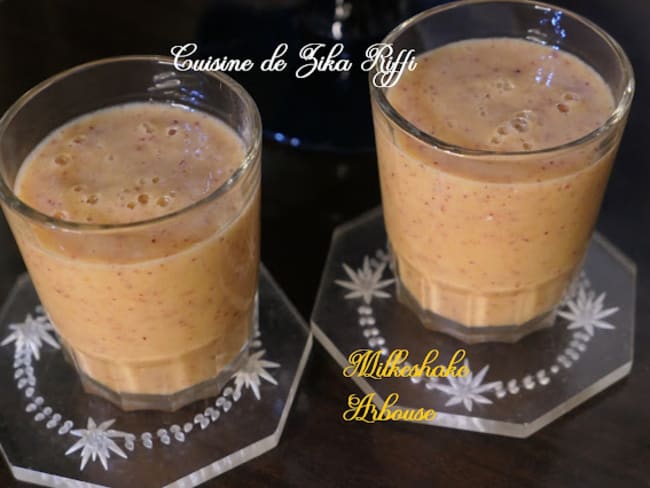 Milkshake à l'arbouse, à la banane, au lait cru au miel de la ruche