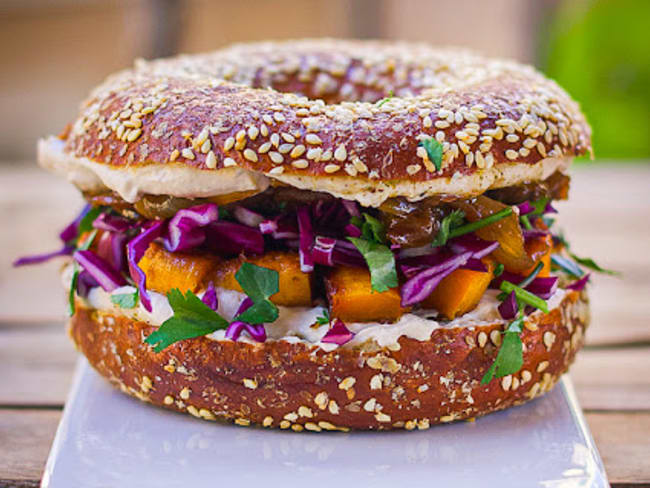 Sandwich bagel végétarien sain et savoureux