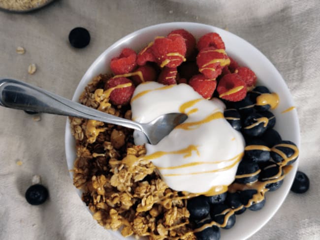 Délicieux smoothie bowl au granola maison myrtilles et framboises