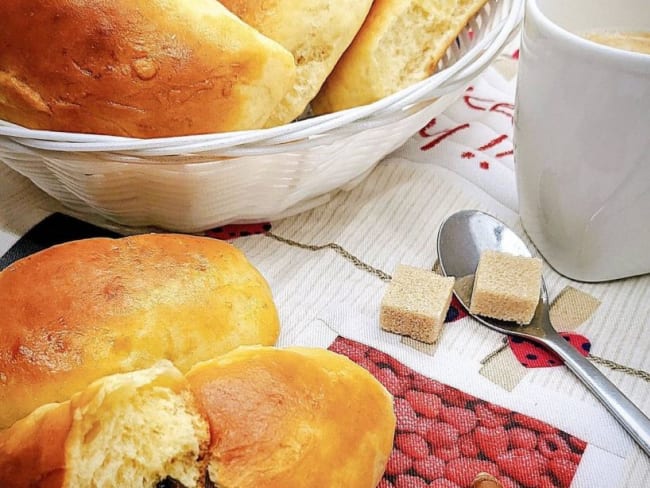 Petits pains au lait fourrés au chocolat