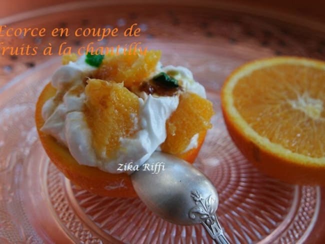 Utiliser les écorces d'agrumes pour présenter une belle salade de fruits avec chantilly