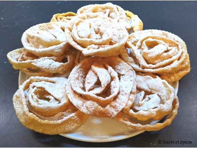 Beignets croustillants en forme de fleurs