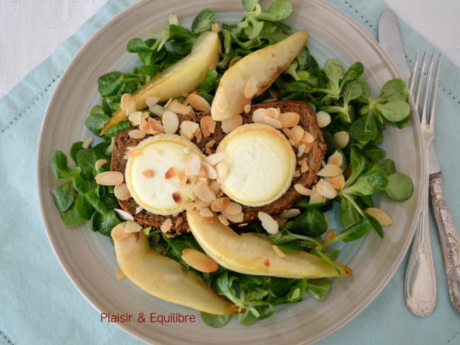 Salade de fromage de chèvre, poires, miel et amandes