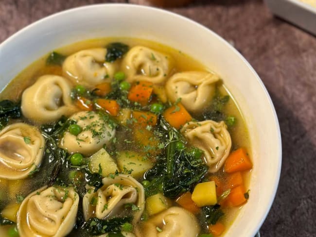 Soupe repas aux tortellinis et légumes à la mode “in brodo”