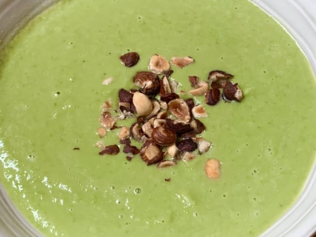 Velouté de petits pois aux noisettes torréfiées