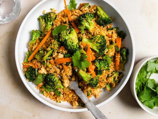 Riz sauté au tofu et au brocoli à l’indonésienne