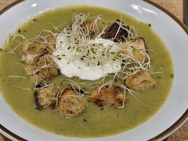 Soupe de brocoli servi avec une quenelle de crème fumée