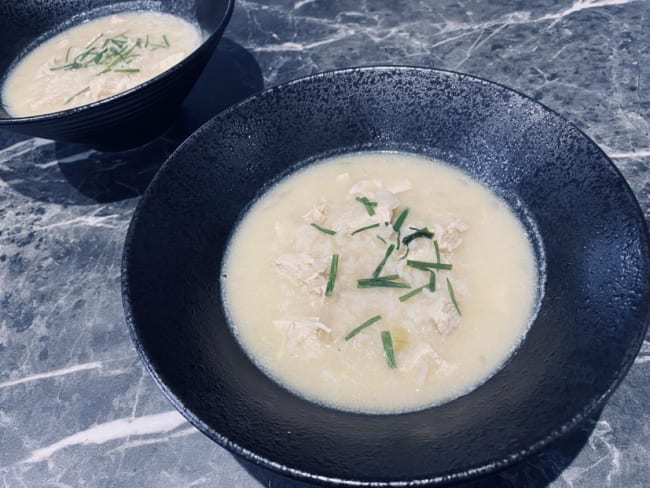 Soupe grecque au poulet, riz et jus de citron