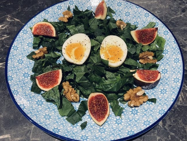 Salade d'épinards frais aux oeufs mollets, figues et noix