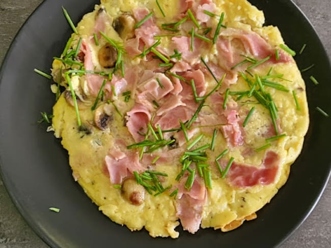 Omelette parisienne au gruyère, jambon et champignons