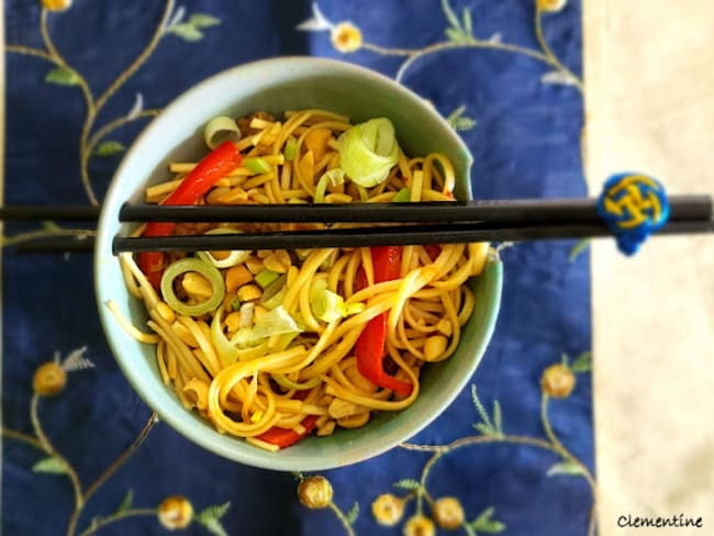 Wok de nouilles, viande de bœuf et poivrons rouges