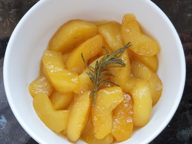 Pommes au miel de lavande et au romarin pour accompagner une galette de sarrasin au boudin